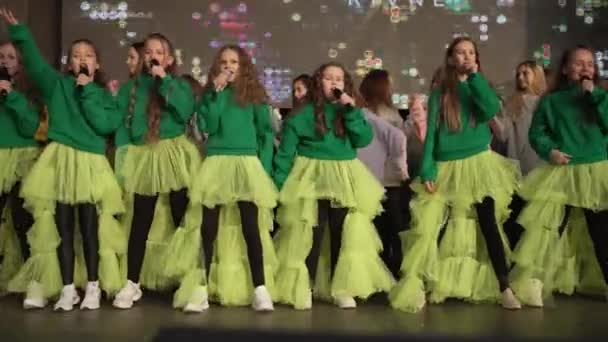 Uma Equipe Performers Menina Executa Pequeno Palco Grupo Meninas Adolescentes — Vídeo de Stock