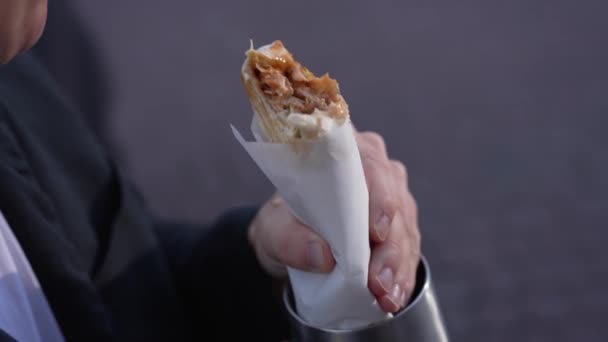 Jeune Homme Mange Shawarma Dans Cour Restauration Rapide Dans Nature — Video