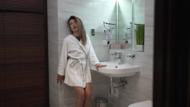 一个年轻女人在浴室里洗了个热水澡后感到不舒服 — 图库视频影像