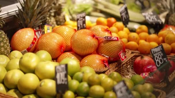 Exposición Diferentes Frutas Magnéticas Exóticas Con Precios Departamento Del Supermercado — Vídeo de stock
