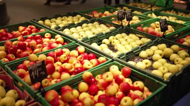 Des Pommes Fraîches Colorées Différentes Variétés Trouvent Sur Une Vitrine — Video