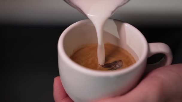 Americano Una Tazza Bianca Primo Piano Barista Che Aggiunge Latte — Video Stock