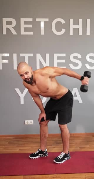 Athlète Recule Bras Tout Tenant Haltère Pour Pomper Ses Muscles — Video