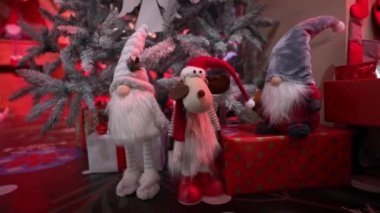 Peri masalı cüce oyuncakları Noel Baba 'nın evinin Noel ağacının yanında duruyor.