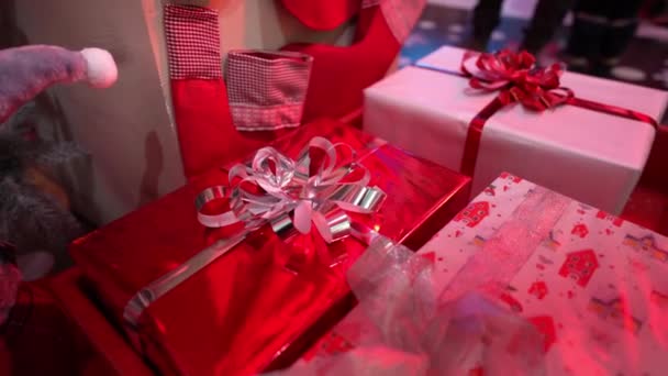 Weihnachtsgeschenk Rotes Geschenkpapier Gewickelt Silbrig Glänzendes Band Mit Festlicher Dekoration — Stockvideo