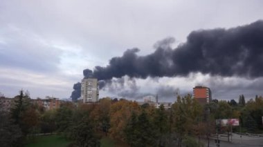 Yoğun duman hava kirliliğine ve yıkıcı iklim değişikliğine neden olur. Şehir yanıyor, kırmızı alevler görülebilir turuncu duman sıcak dünyanın üzerinde dalgalanır. Bir düşman füzesinin gelişi, yok oluşu