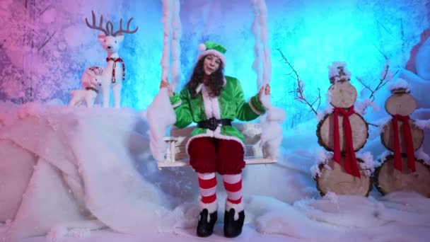 Une Jolie Jeune Fille Costume Elfe Sourit Balance Sur Une — Video
