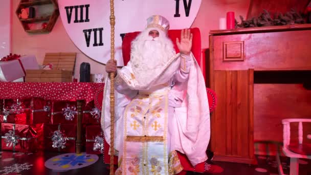 Щасливий Санта Клаус Сидить Своєму Домі Вітає Дітей Всього Світу — стокове відео