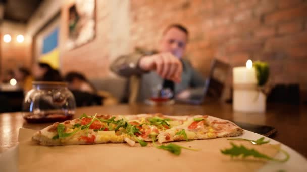 Pizza Centrum Uwagi Rozkojarzony Mężczyzna Bierze Kawałek Pizzy — Wideo stockowe