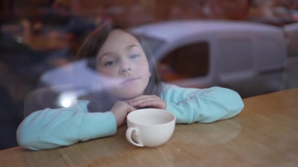 Uma Menina Bonita Senta Café Faz Coração Com Mãos — Vídeo de Stock