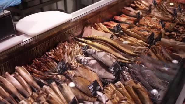 Exposición Pescado Salado Ahumado Con Precio Sección Mariscos Supermercado Para — Vídeos de Stock