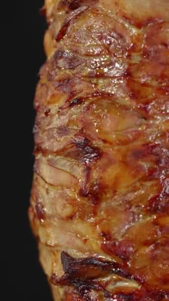 Een Man Met Een Mes Gesneden Vlees Voor Shawarma Denner — Stockvideo