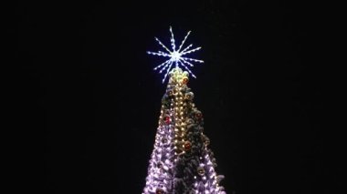 Ağaçta yeni yıl ağacı