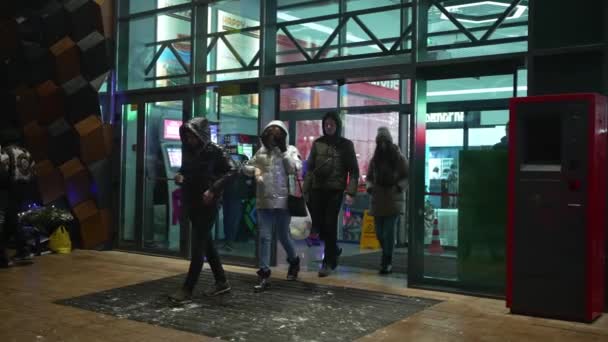 Tłum Ludzi Opuszcza Budynek Centrum Handlowego Lub Przez Szklane Drzwi — Wideo stockowe