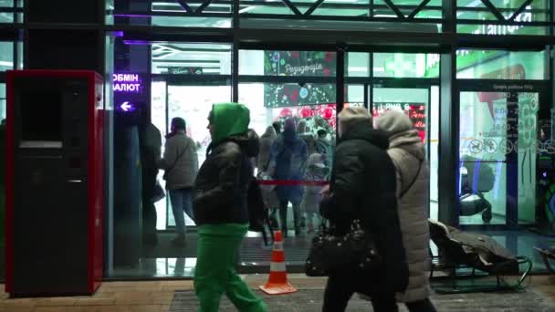 Ludzie Chodzą Centrum Handlowego Kupują Prezenty Świąteczne Promocjach Noworocznych Oglądają — Wideo stockowe