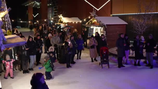 Счастливые Люди Веселятся Поют Природе Ярмарке Зимних Праздников Замедленной Съемке — стоковое видео