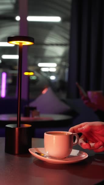 Gente Negocios Habla Bebe Café Mientras Está Sentada Restaurante — Vídeo de stock