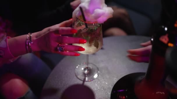 侍者端上精美的鸡尾酒放在桌上 女人在酒吧喝酒 — 图库视频影像