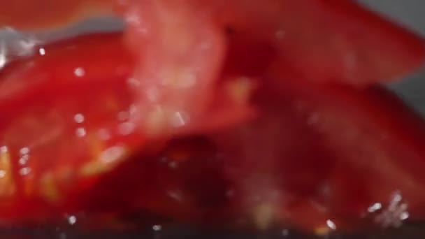 Ανθρώπινα Χέρια Μαχαίρι Που Κόβει Κόκκινες Ντομάτες Δαχτυλίδια Διαδικασία Κοπής — Αρχείο Βίντεο