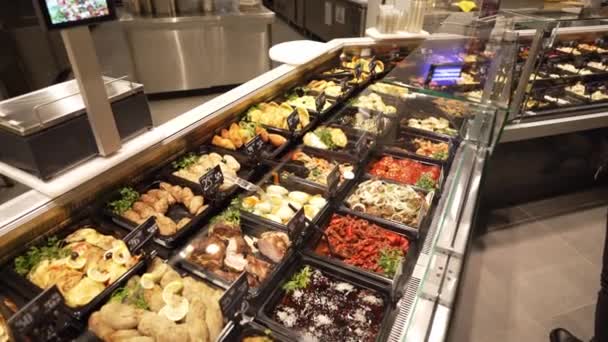 一个大超级市场 有各种各样的产品和美味的自制食品 有各种即食食品的盘子 — 图库视频影像