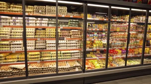 Большие Холодильники Магазине Продукты Хранятся Соответствующей Температуре — стоковое видео