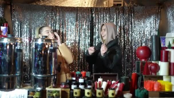 Две Девушки Танцуют Стойки Новогодней Ярмарке — стоковое видео