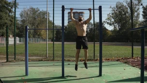 Çıplak Kaslı Genç Sporcu Spor Sahasında Yatay Bara Yanaşıyor — Stok video