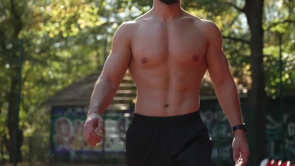 Güzel, çıplak vücut hareketleri olan genç, şişkin bir adam.