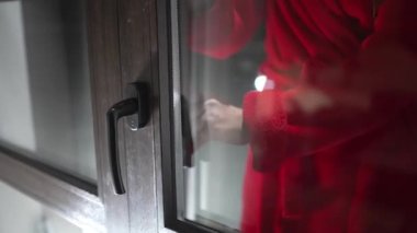 Kadın evden atıldı ve kapı kilitliydi. Kapıyı çaldı ve geri gelmek istedi.