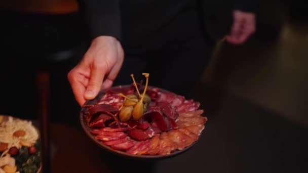Camarero Pone Deliciosa Carne Curada Con Varios Quesos Sobre Mesa — Vídeos de Stock