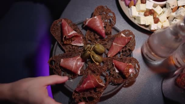 Plato Madera Exclusivo Con Deliciosas Rebanadas Jamón Italiano Tradicional Salami — Vídeos de Stock