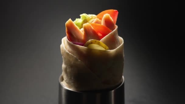 Shawarma Fresco Envuelto Pan Pita Con Relleno Carne Verduras Cortado — Vídeos de Stock