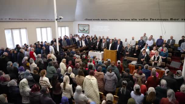 Los Feligreses Están Iglesia Cantan Una Canción Para Glorificar Dios — Vídeo de stock