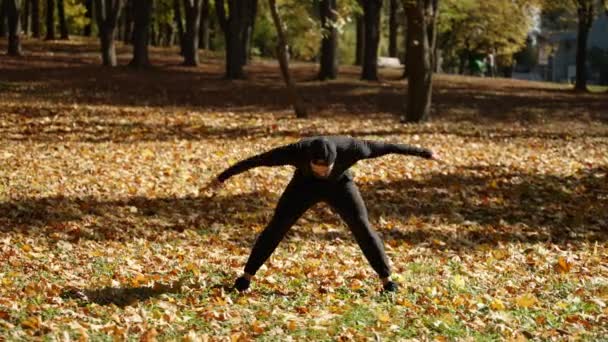 运动员做运动是为了身体的灵活性 秋天的城市和公园 — 图库视频影像