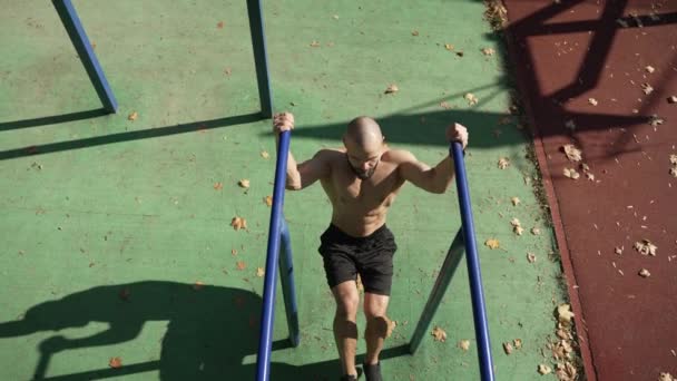 Ένας Νεαρός Δυνατός Αθλητής Σηκώνει Κάτω Μέρος Του Σώματός Του — Αρχείο Βίντεο
