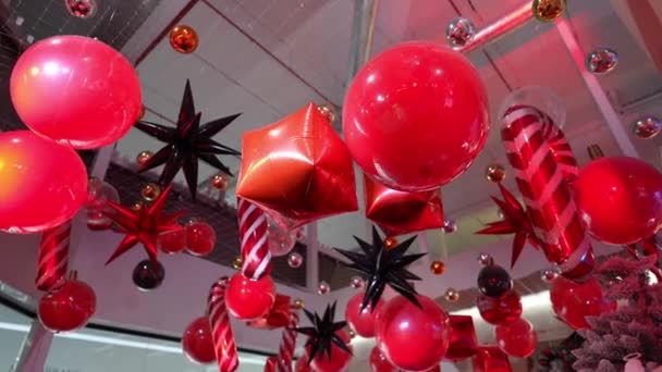 Червоні Кульки Звисають Стелі Прикрашають Кімнату — стокове відео