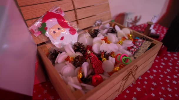 Деревянная Коробка Маленькими Сувенирными Игрушками Конфетками Новый Год — стоковое видео
