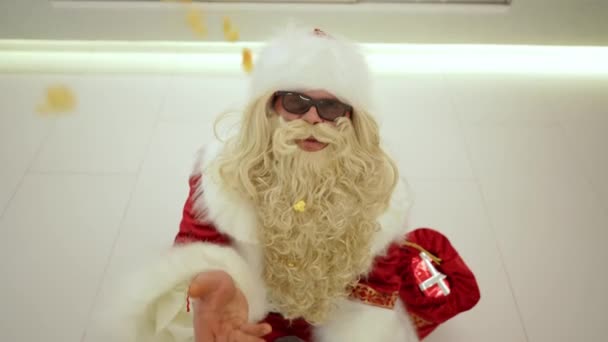 Санта Клаус Кидає Попкорн Ловить Його Своїм Ротом — стокове відео