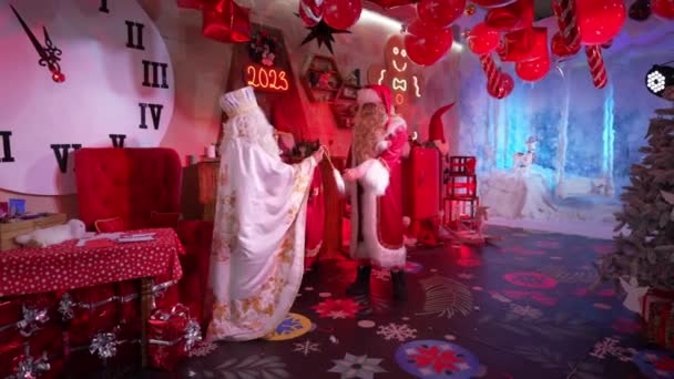 好圣诞老人站在圣尼古拉斯旁边 圣尼古拉斯送给他一袋礼物 圣诞老人正在为圣诞节作准备 新年装饰 — 图库视频影像