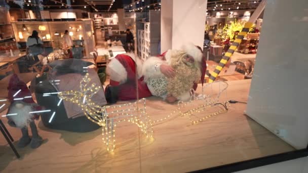Санта Клаус Забрался Витрину Магазина Лежал Рядом Игрушечным Оленем Новогодние — стоковое видео