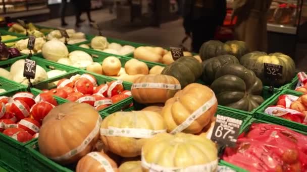 スーパーの野菜カウンター 店頭のプラスチック容器に入っているカラフルな有機秋野菜 — ストック動画