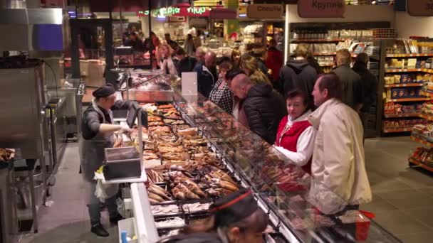人们在超级市场的柜台上挑选鱼 — 图库视频影像