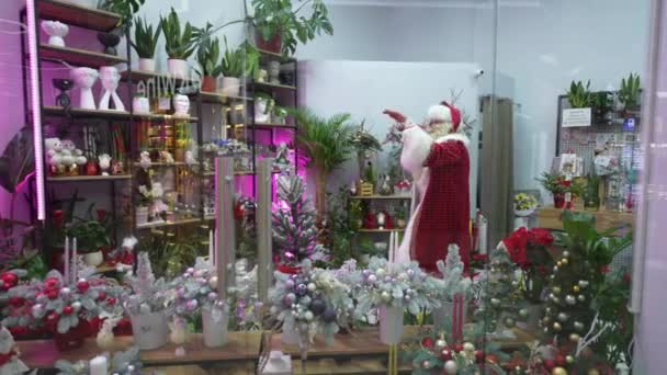 Santa Invites Customers Gift Shop Buy Christmas Decorations — Vídeos de Stock