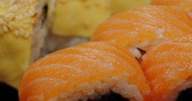 Suşi nigiri somon Japon yemeği. Japon gurme. Çiğ balık ve pilav. Tipik Asya yemekleri. Yüksek kalite 4k görüntü