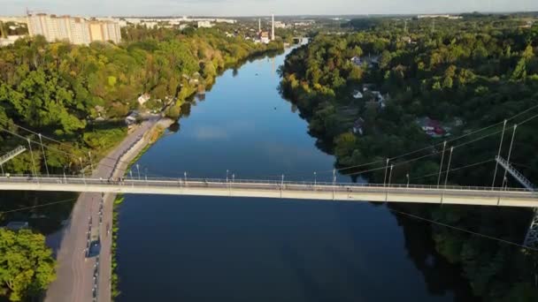 Aereo Girato Città Zhytomyr Ponte Pedonale Sospeso Attraverso Teteriv Ucraina — Video Stock
