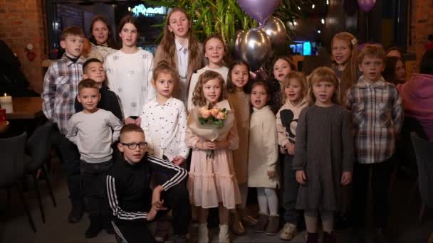 Many Friends Came Congratulate Birthday Girl Her Birthday — Stockvideo
