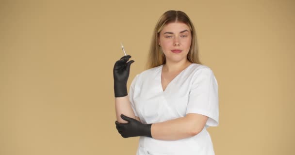 Ein Medizinisches Personal Weißem Anzug Und Handschuhen Hält Eine Spritze — Stockvideo
