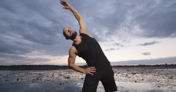 Guapo Joven Practicando Yoga Matutino Playa Arena Mar Movimiento Lento — Vídeos de Stock