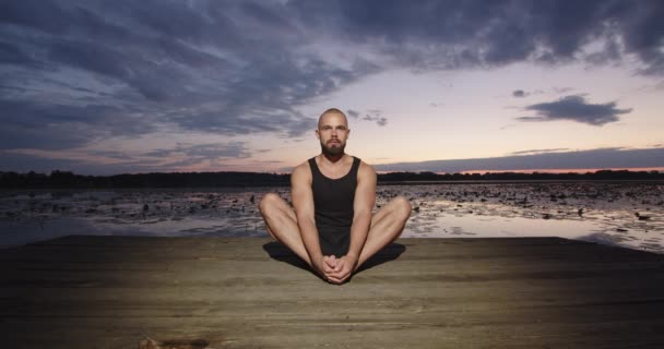 Ung Man Gör Yoga Utomhus Havet Sandstrand — Stockvideo