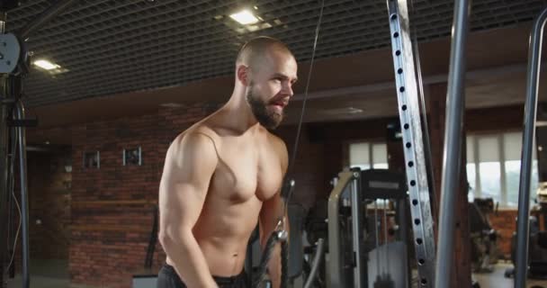 Manlig Kroppsbyggare Tränar Bröstmusklerna Träna Med Kroppsvikt Maskin Man Ett — Stockvideo